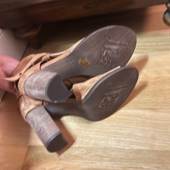 Free People Booties Peep Toe Ankle Wrap Tan Leather Diamond Etched Size 39 NEW - Picture 8 of 10